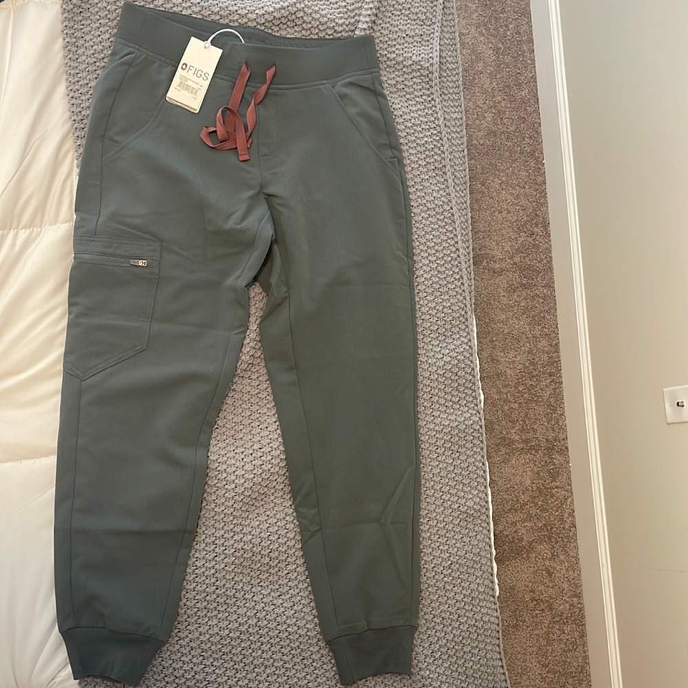 FIGS Zamora 2.0 petite jogger scrub pants in Bonsai